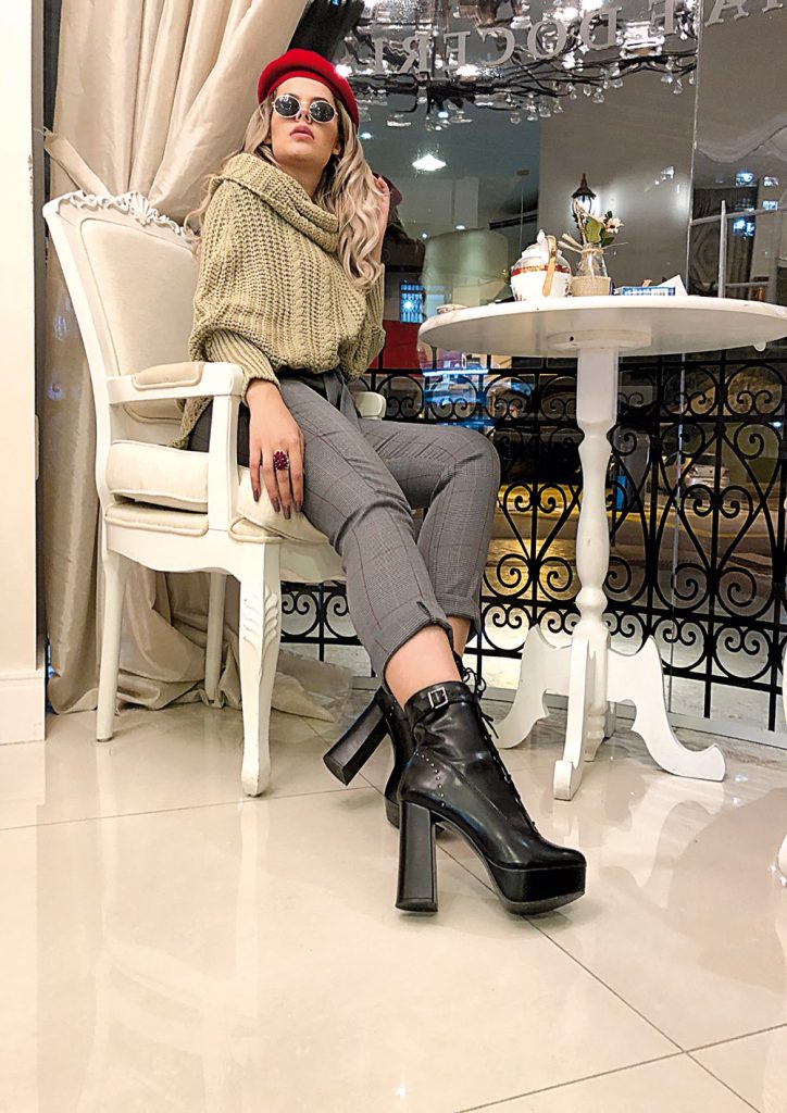 Tricot - Look Poncho Benes Malhas; Bota Volla Shoes; Calça Cavalli Clothing