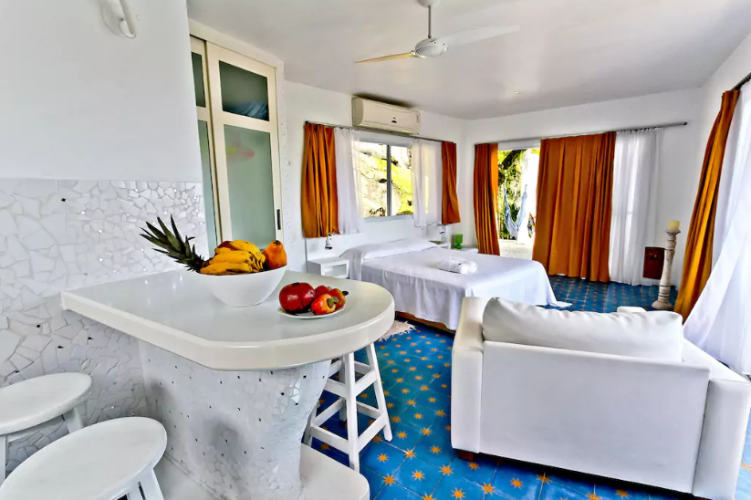 Casa estilo grego de frente para o mar - Rio de Janeiro