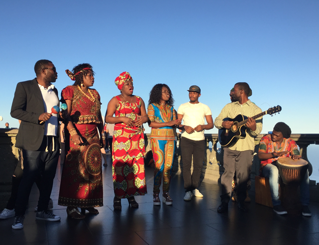 Nos dias 10 e 11 de novembro, a Banda Bomoko sobe ao palco do Sesc Avenida Paulista para dois shows gratuitos e abertos ao público. Formada por artistas em situação de refúgio, o grupo é possui integrantes do Congo e Angola, sediados no Rio de Janeiro e na Grande São Paulo. A união dos músicos se deu a partir do projeto carioca Música no Museu, e agora a banda faz sua primeira incursão em São Paulo, apresentando o repertório com canções de diversas partes da África